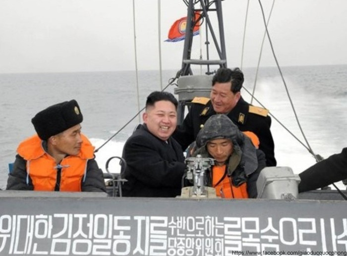 Kim jong Un trên một chiến thuyền của Hải quân Triều Tiên